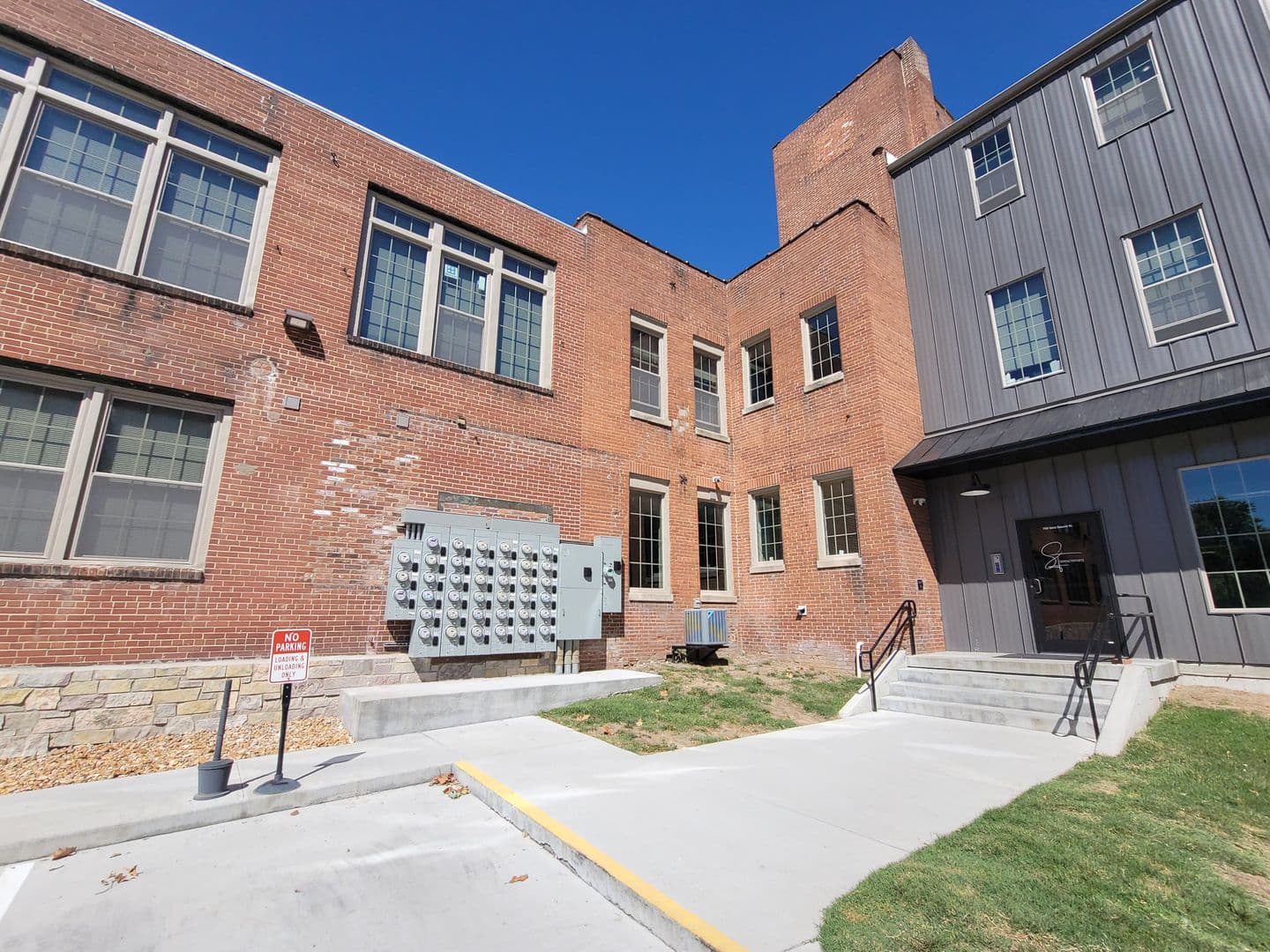 Washington Apartment: 700 W. 2nd Street