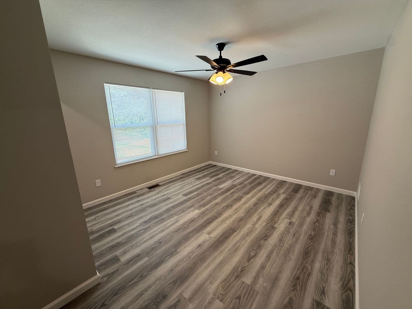Washington Apartment: 2549 E. 5th Street