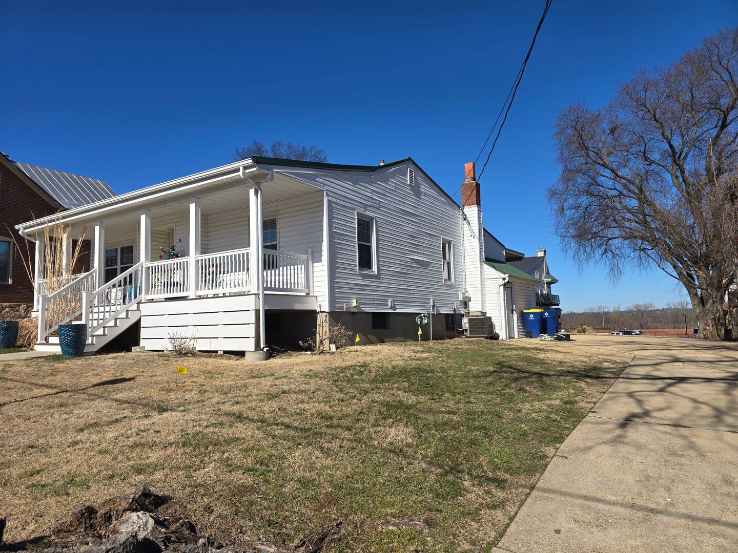 Washington House: 15 E Second Street