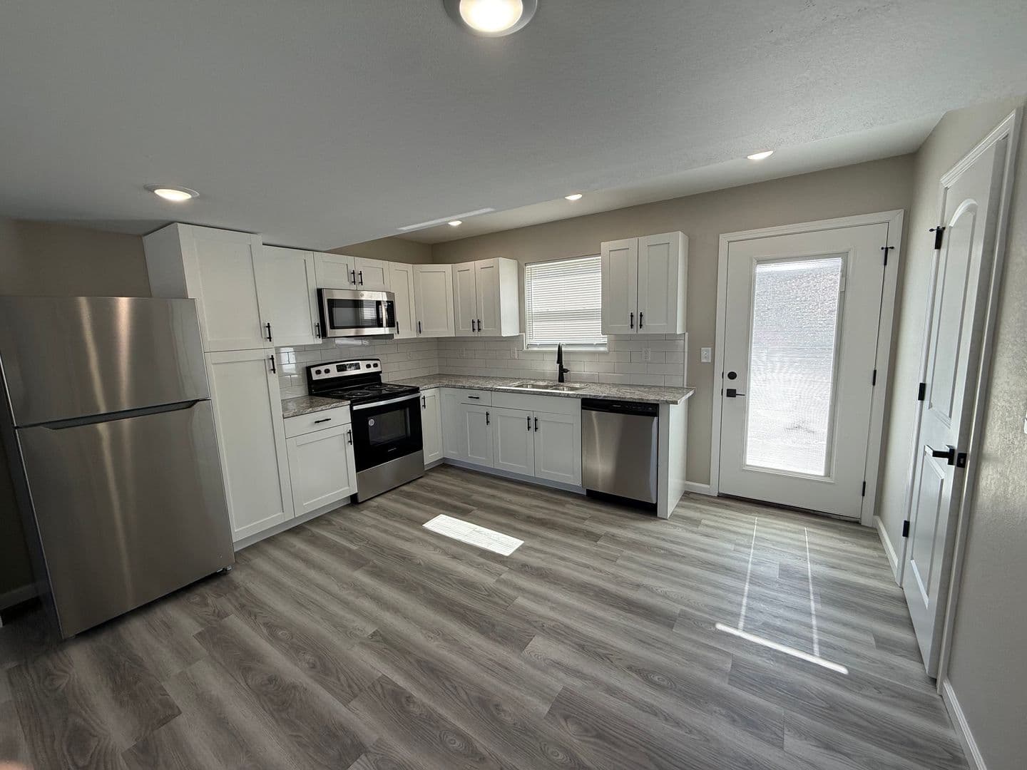 Washington Apartment: 2549 E. 5th Street