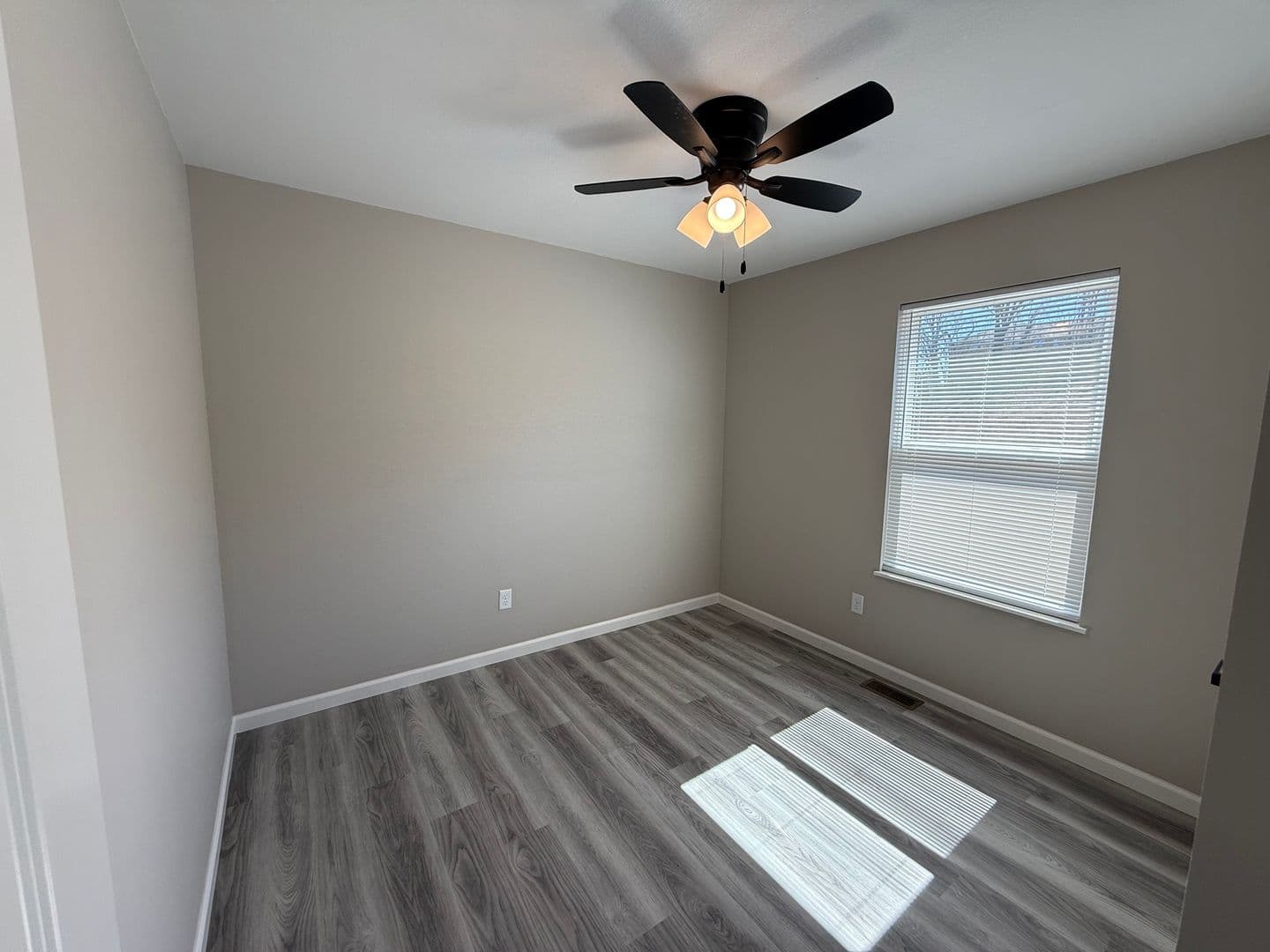 Washington Apartment: 2549 E. 5th Street