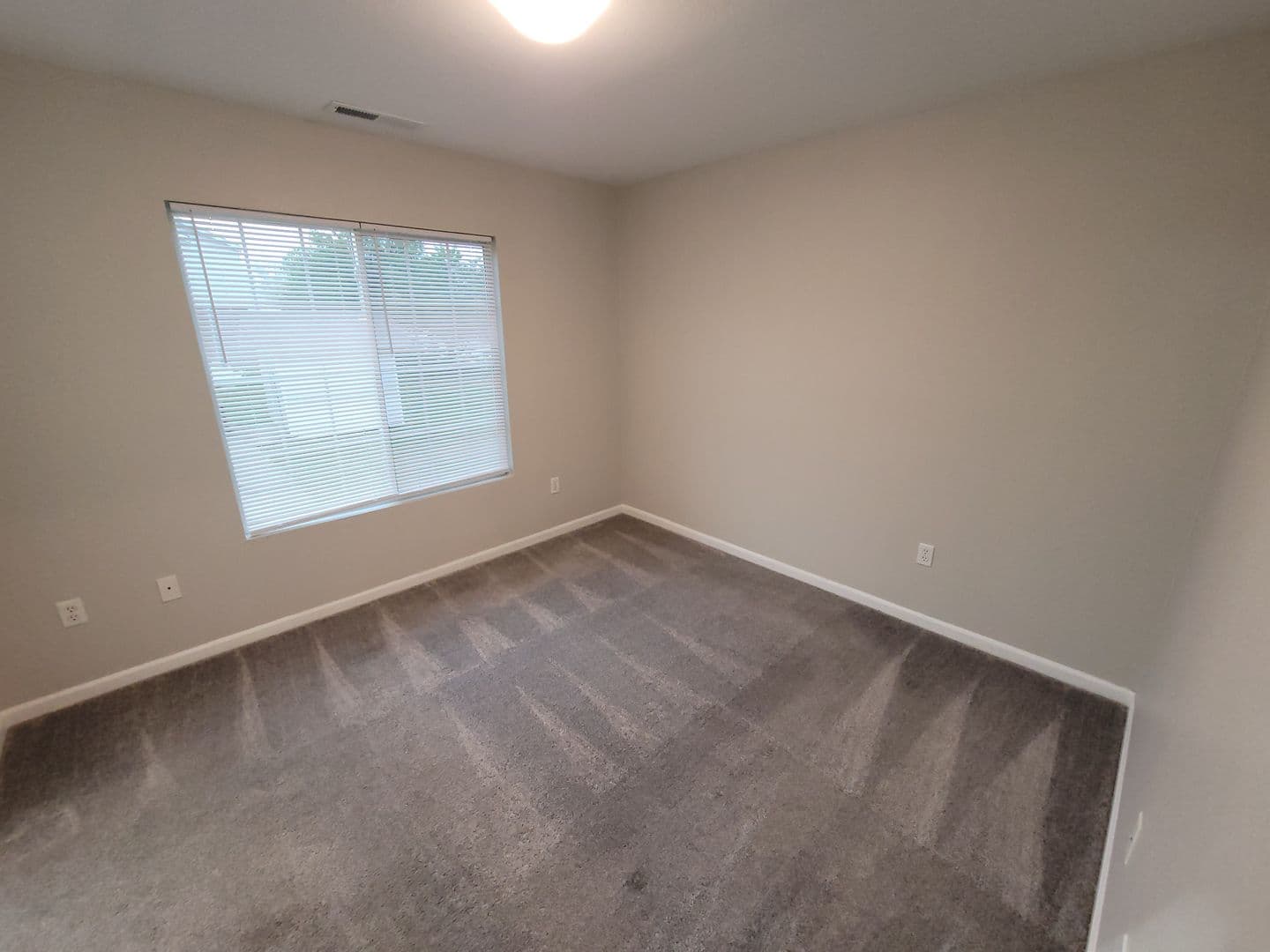 Warrenton Apartment: 1044 Hawthorne Village Drive