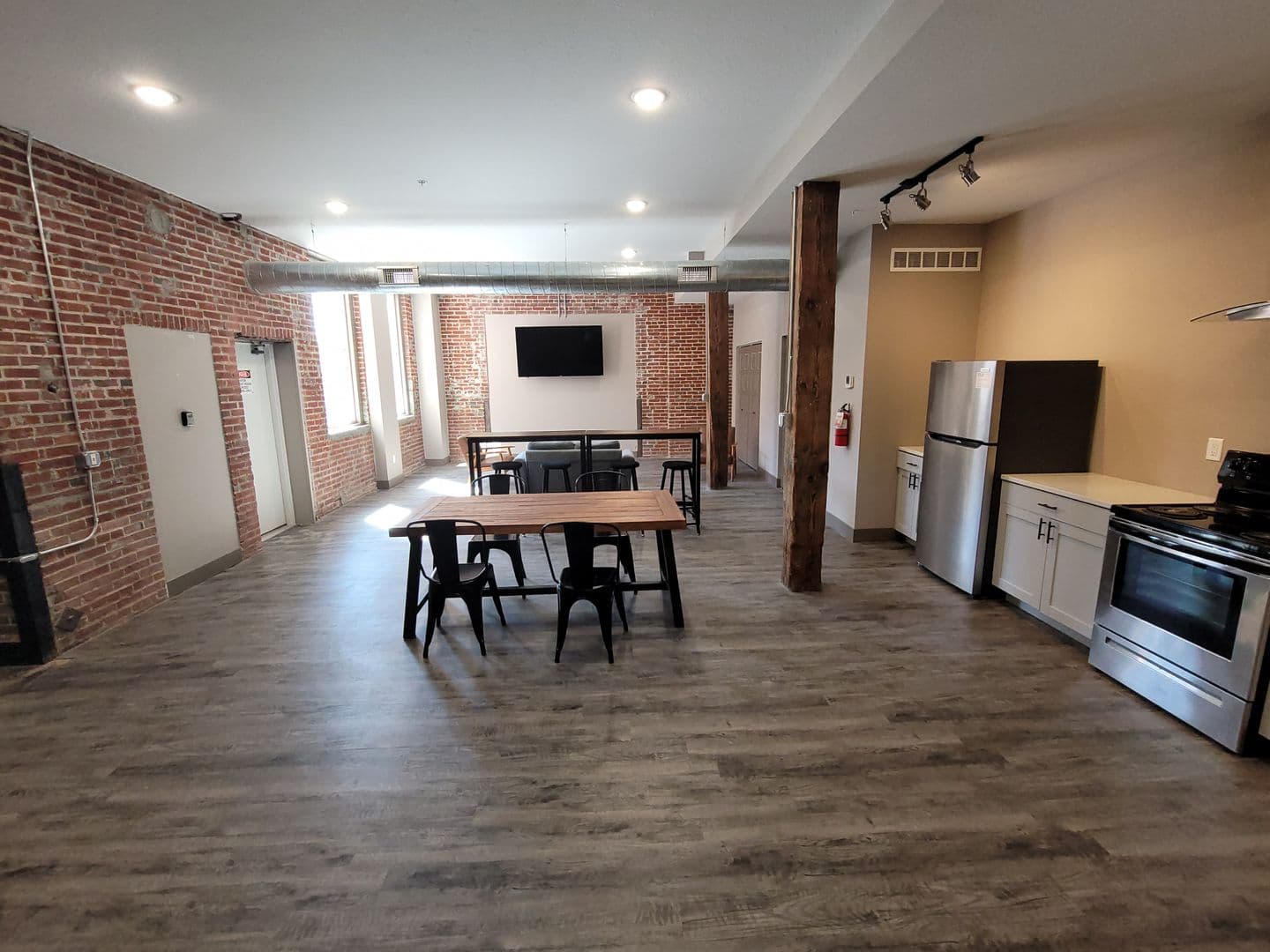 Washington Apartment: 700 W. 2nd Street