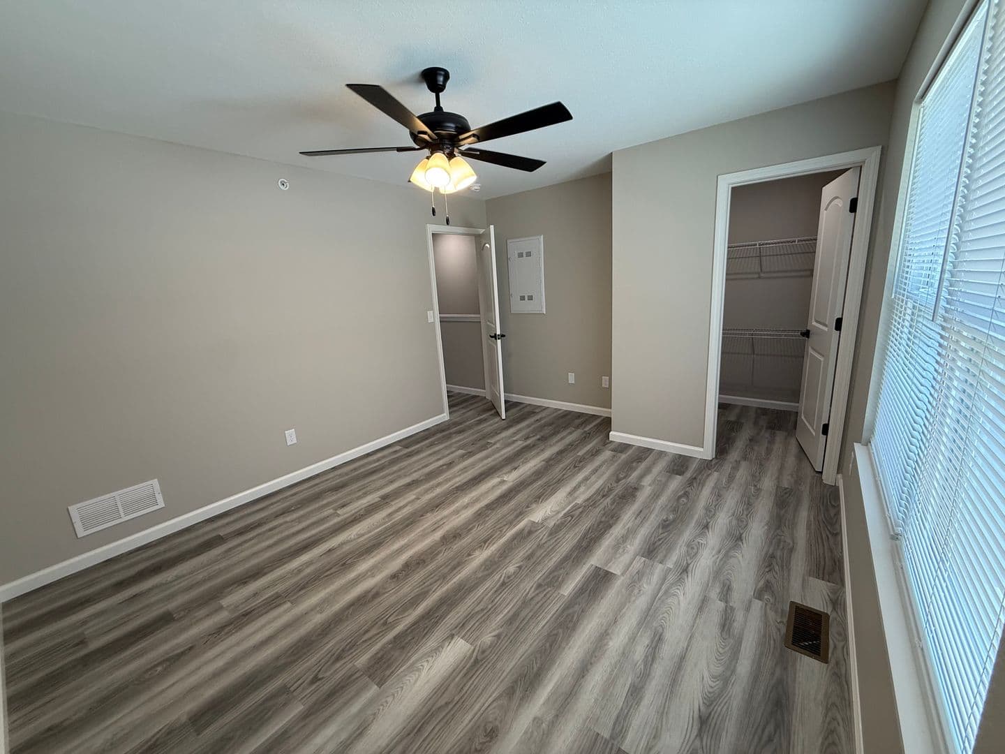 Washington Apartment: 2549 E. 5th Street