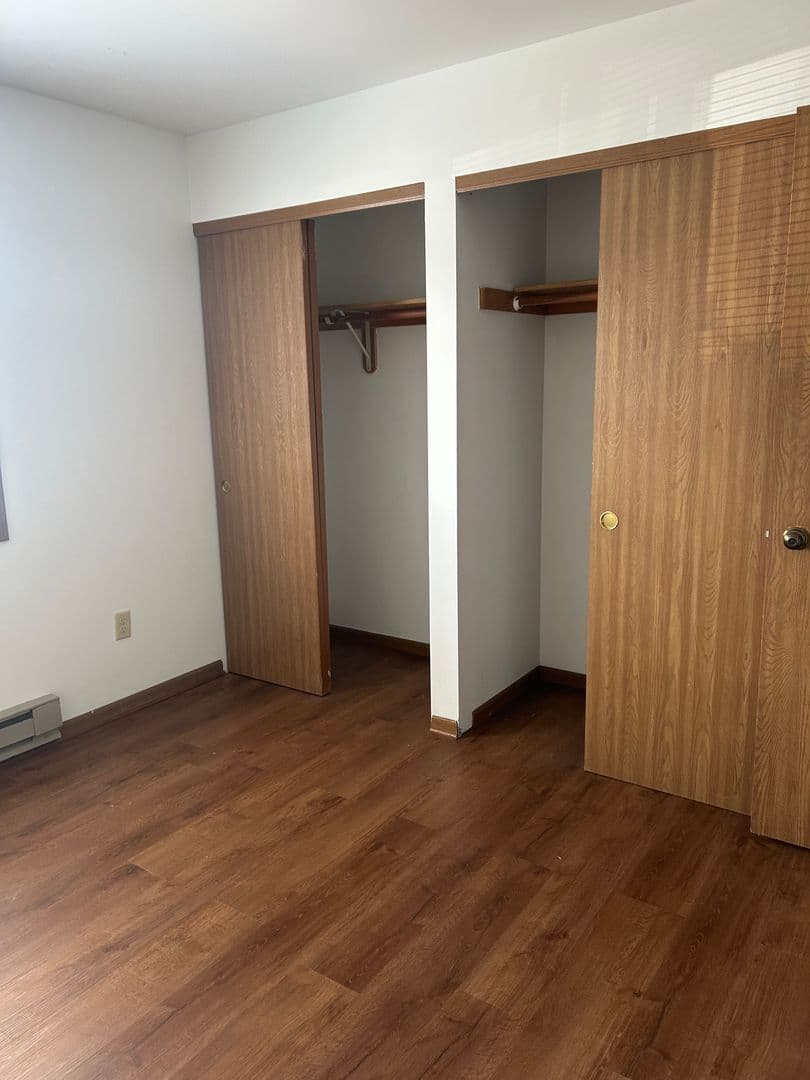 Kenosha Apartment: 1406-1410 91st Street & 9022-9026 Sheridan Road