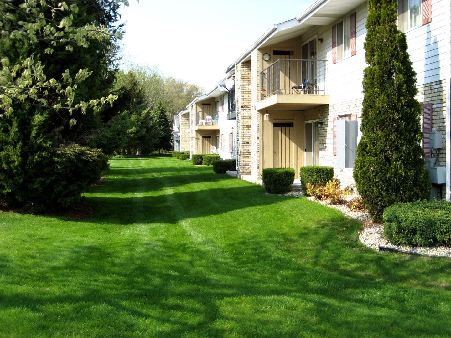Kenosha Apartment: 1406-1410 91st Street & 9022-9026 Sheridan Road