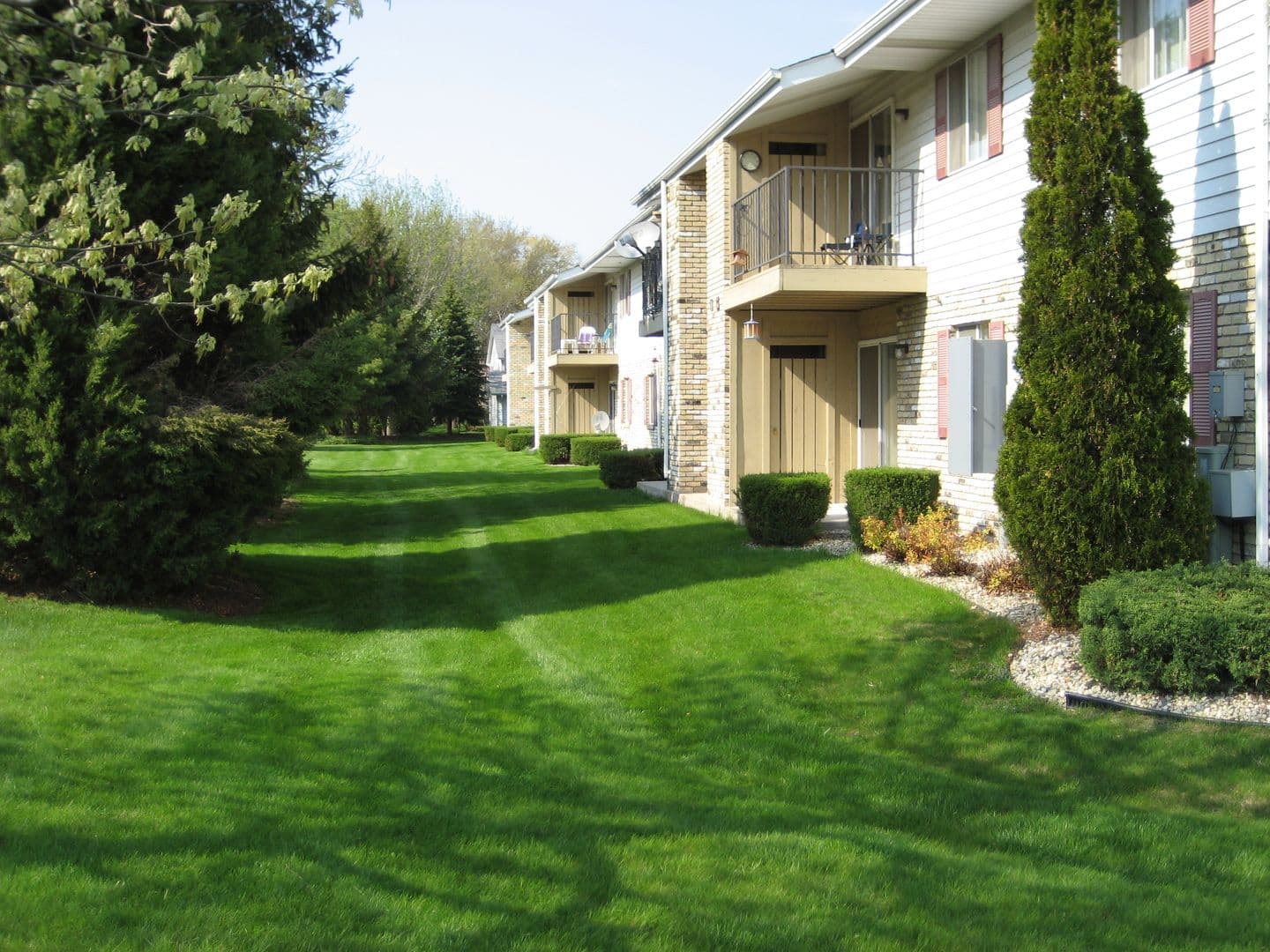 Kenosha Apartment: 1406-1410 91st Street & 9022-9026 Sheridan Road