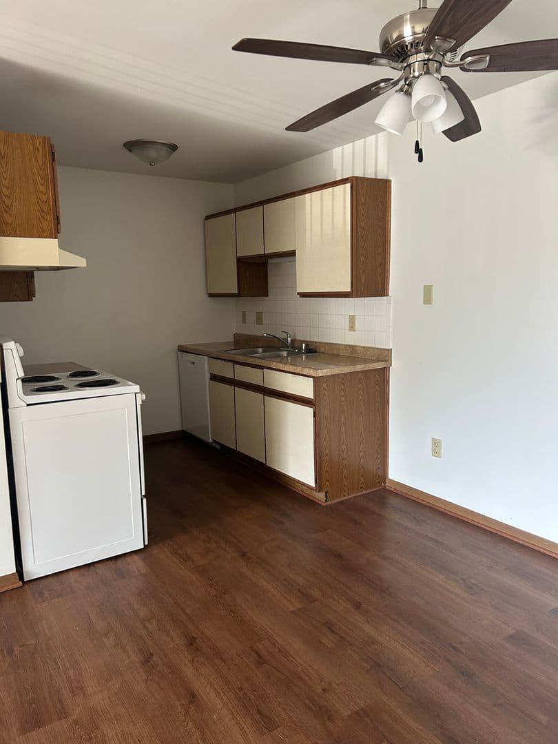 Kenosha Apartment: 1406-1410 91st Street & 9022-9026 Sheridan Road