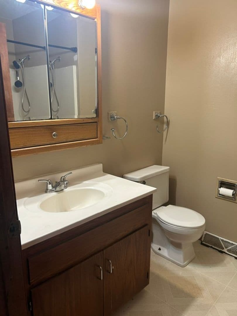 Kenosha House: 6809 60th Avenue