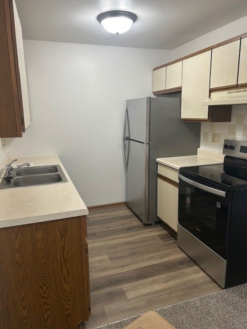 Kenosha Apartment: 1406-1410 91st Street & 9022-9026 Sheridan Road