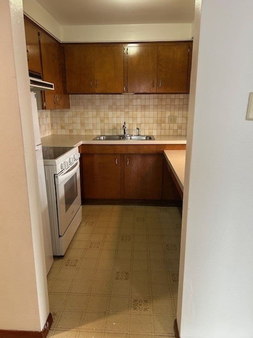 Kenosha Apartment: 6516  5th Avenue