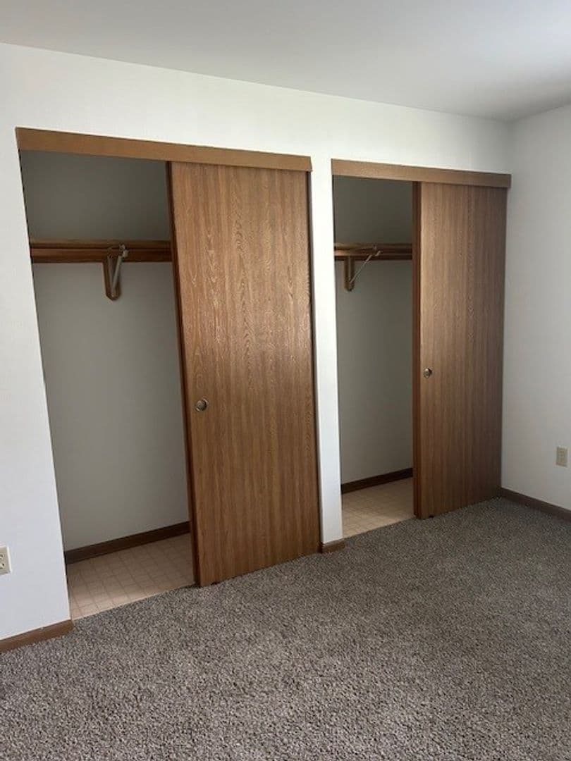 Kenosha Apartment: 1406-1410 91st Street & 9022-9026 Sheridan Road