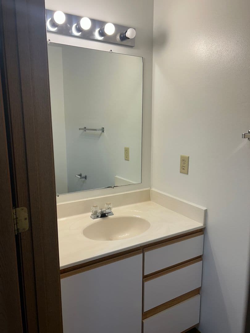 Kenosha Apartment: 1406-1410 91st Street & 9022-9026 Sheridan Road