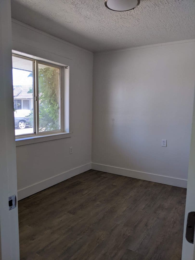 Harrisburg Apartment: 23475 Hwy 99 E