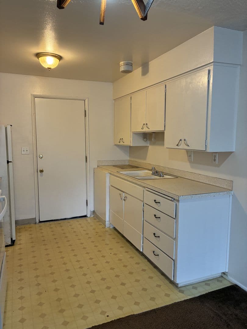 Springfield Apartment: 310 42nd Street