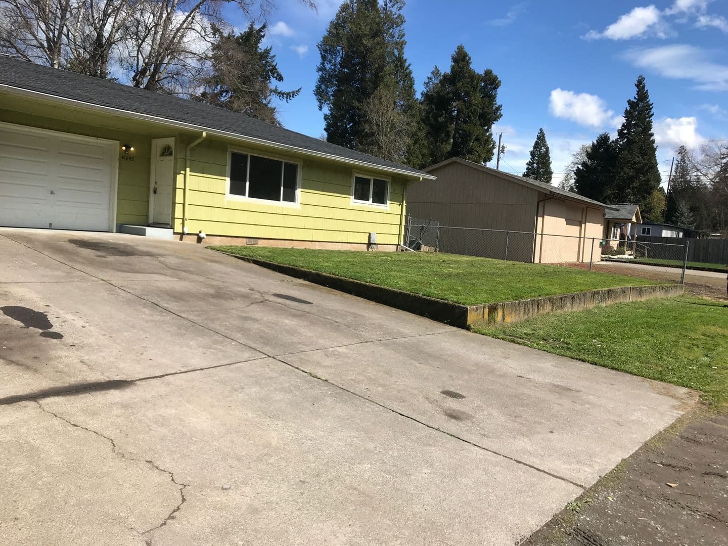Oakridge Apartment: 47691 and 47693 Beaver St.