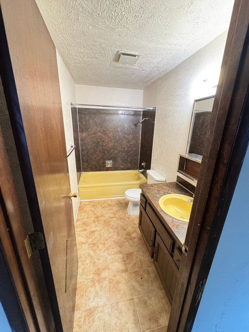 Springfield Apartment: 103 & 105 South 70th Street
