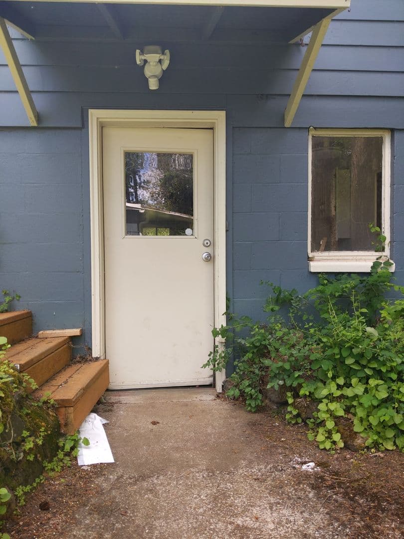 Eugene Apartment: 1698 Riverview St