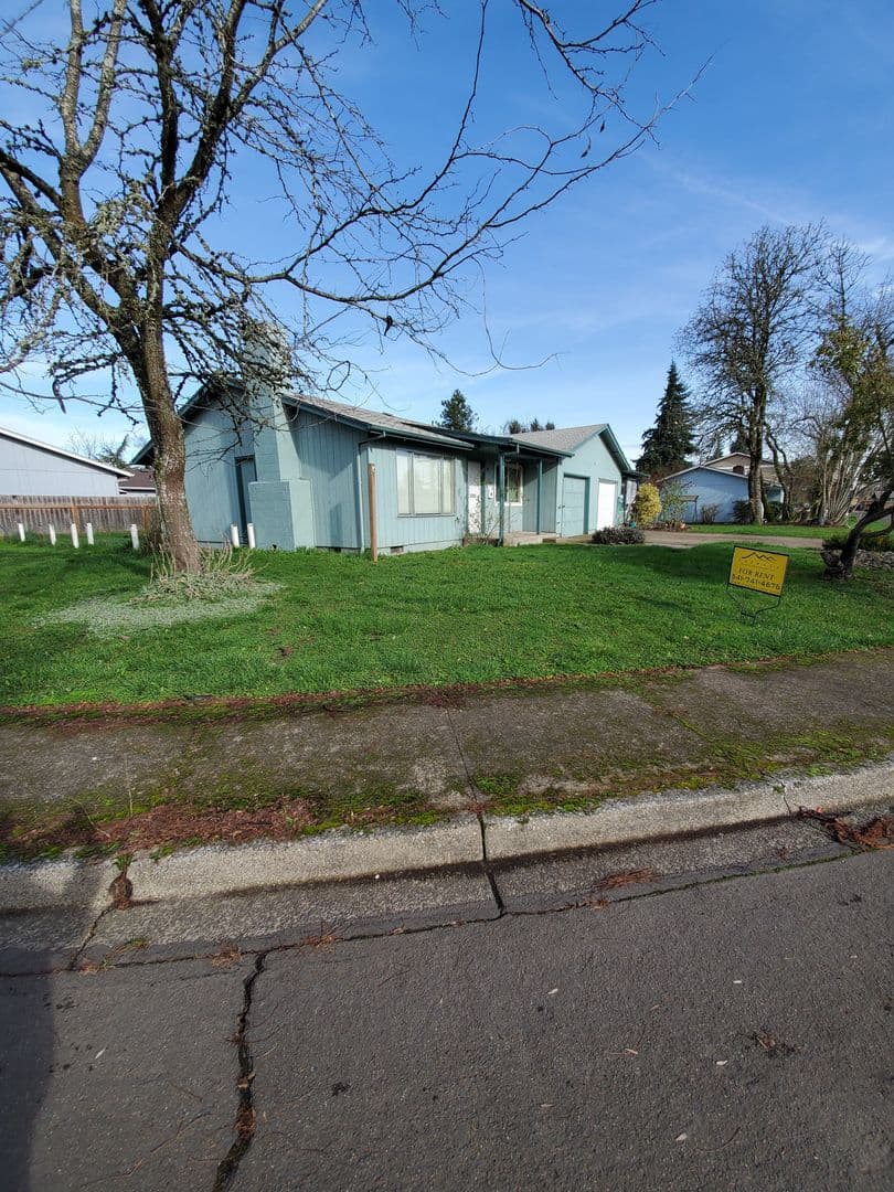 Springfield Apartment: 1238/1240 Kenray Loop