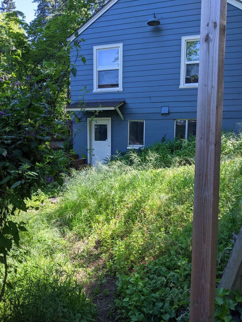 Eugene Apartment: 1698 Riverview St