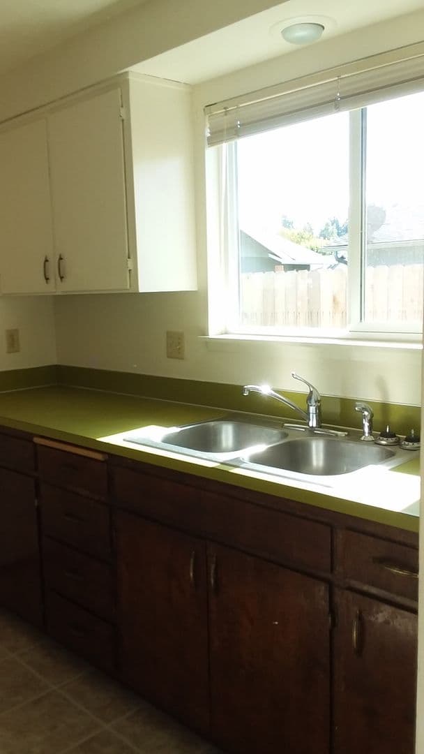 Springfield Apartment: 461 & 463 S. 49th Place