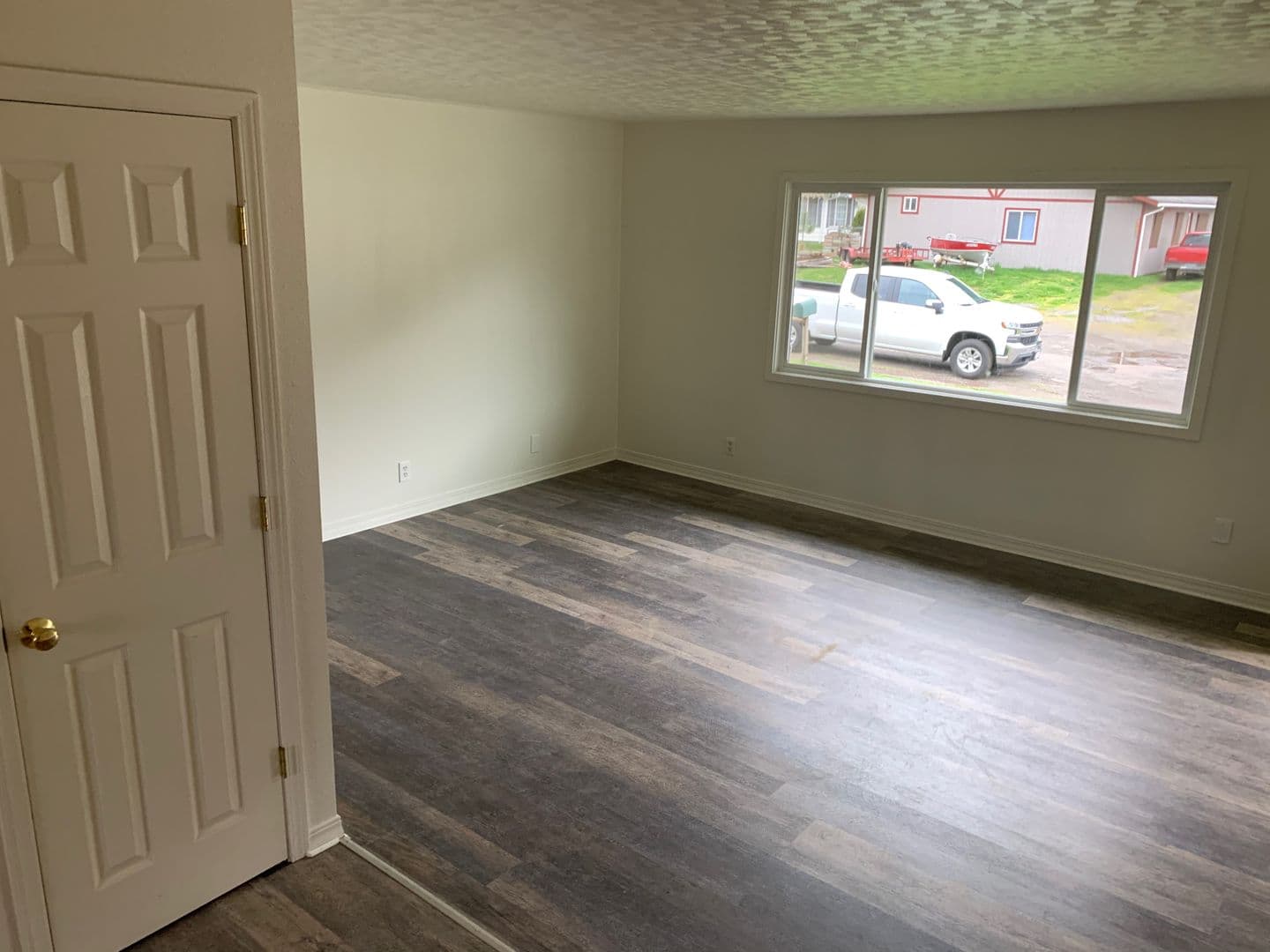 Oakridge Apartment: 47691 and 47693 Beaver St.
