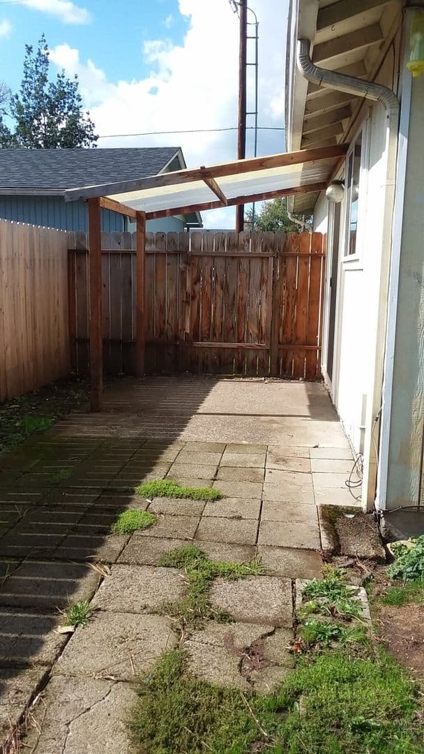 Springfield Apartment: 461 & 463 S. 49th Place
