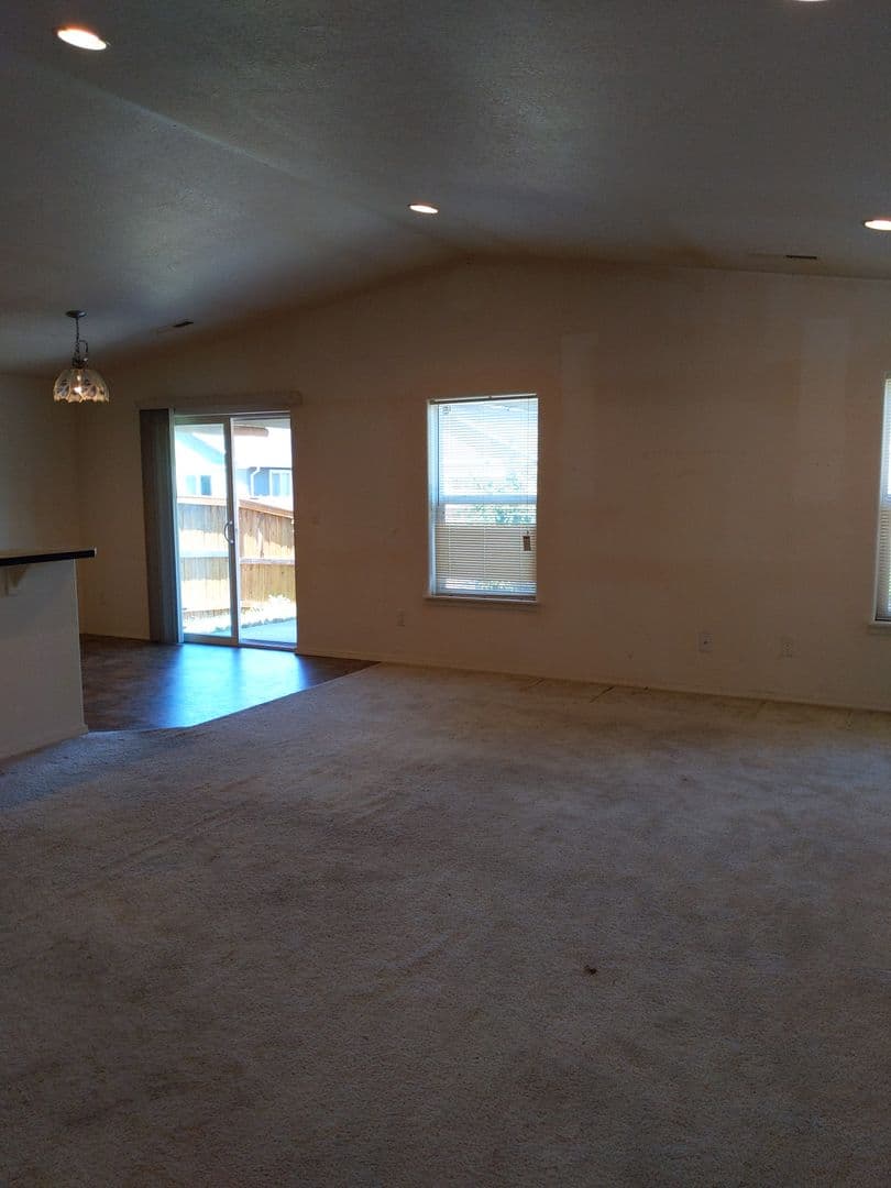 Eugene House: 1945 Adelman Loop