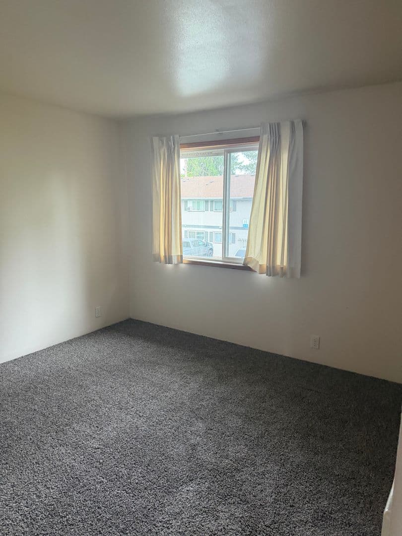 Springfield Apartment: 2420 Pheasant Boulevard