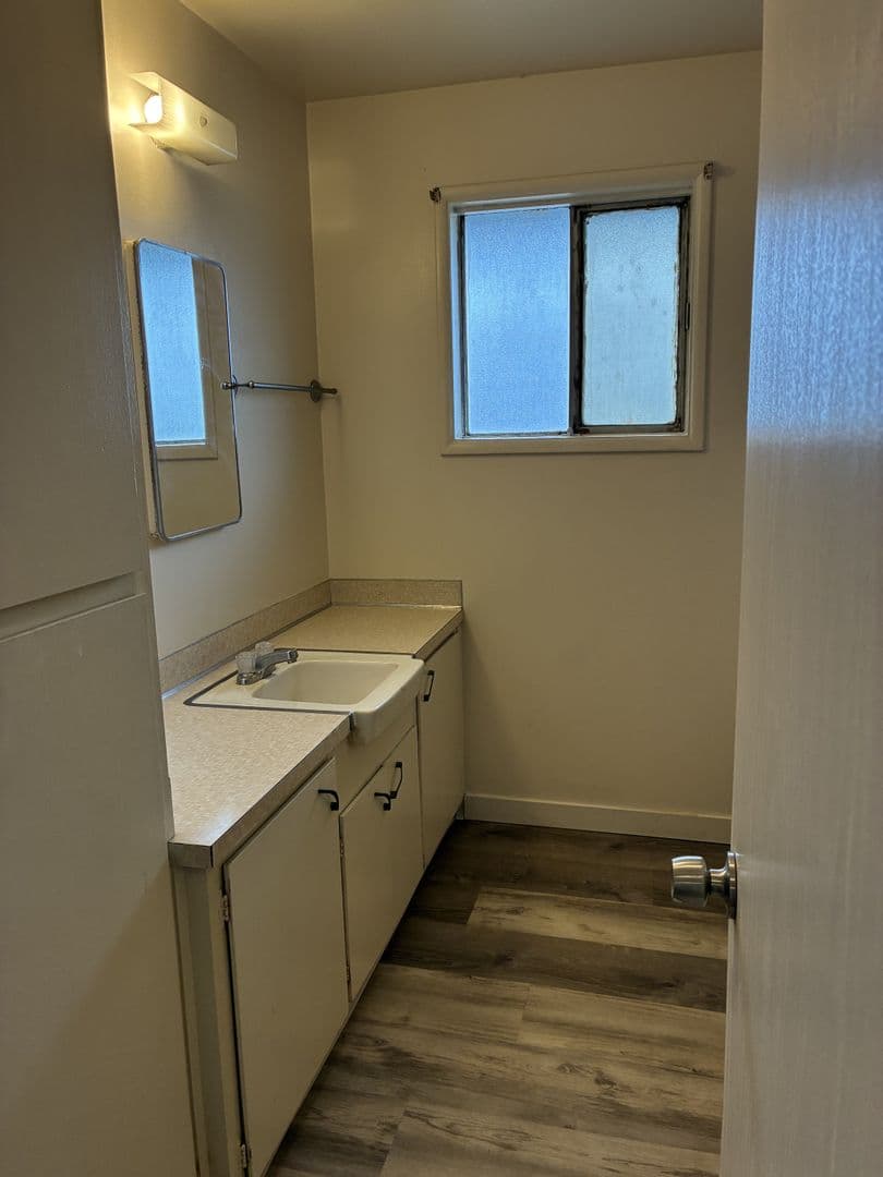 Springfield Apartment: 310 42nd Street