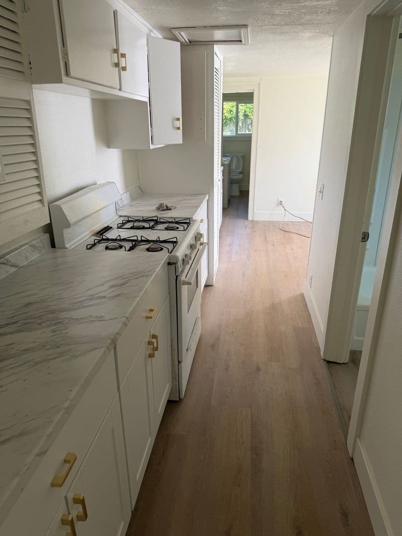 Eugene Apartment: 330 Howard Ave.
