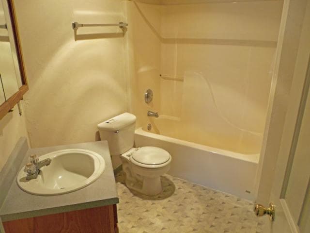 Springfield Apartment: 960 Anderson Lane