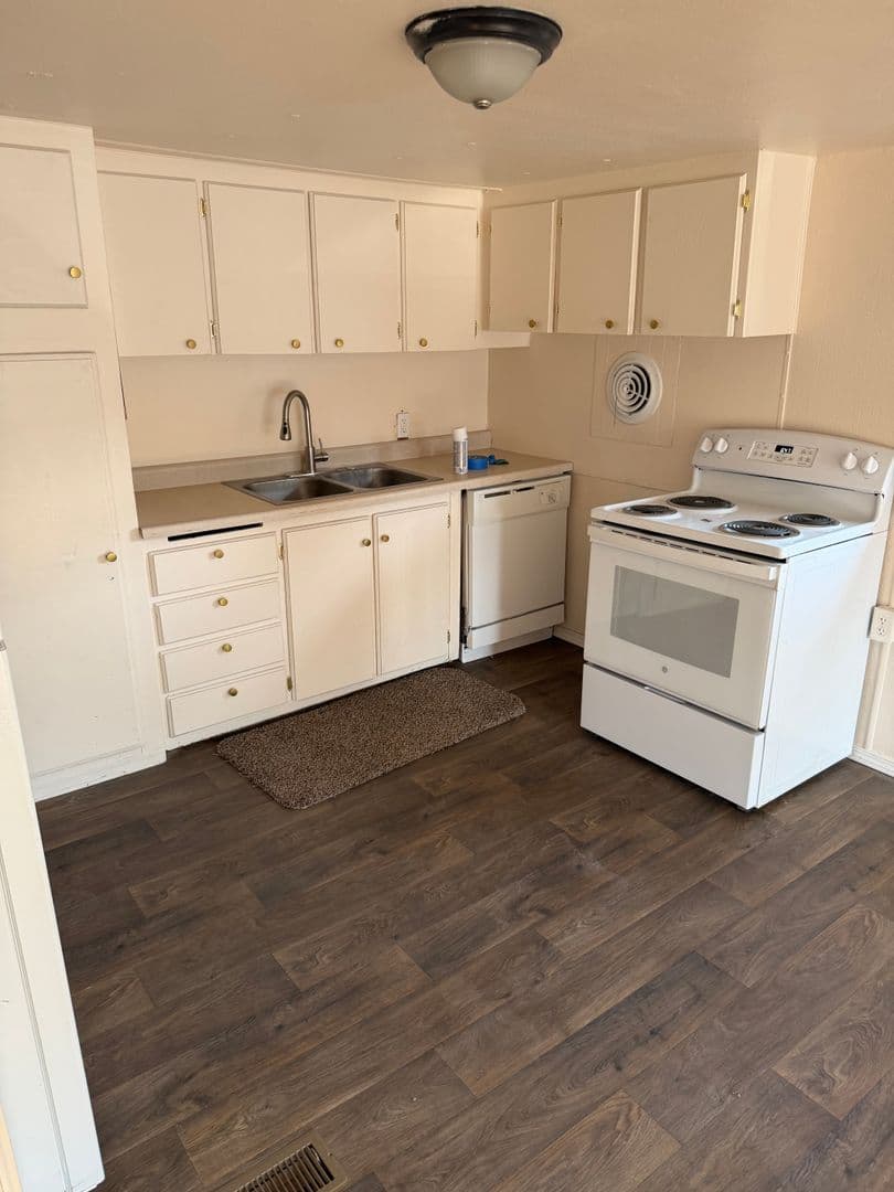 Springfield Apartment: 1273 33rd St