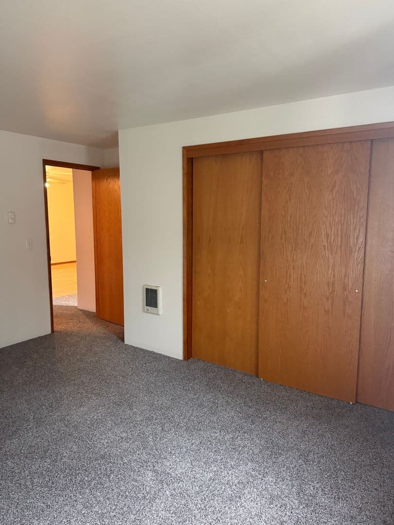 Springfield Apartment: 2420 Pheasant Boulevard