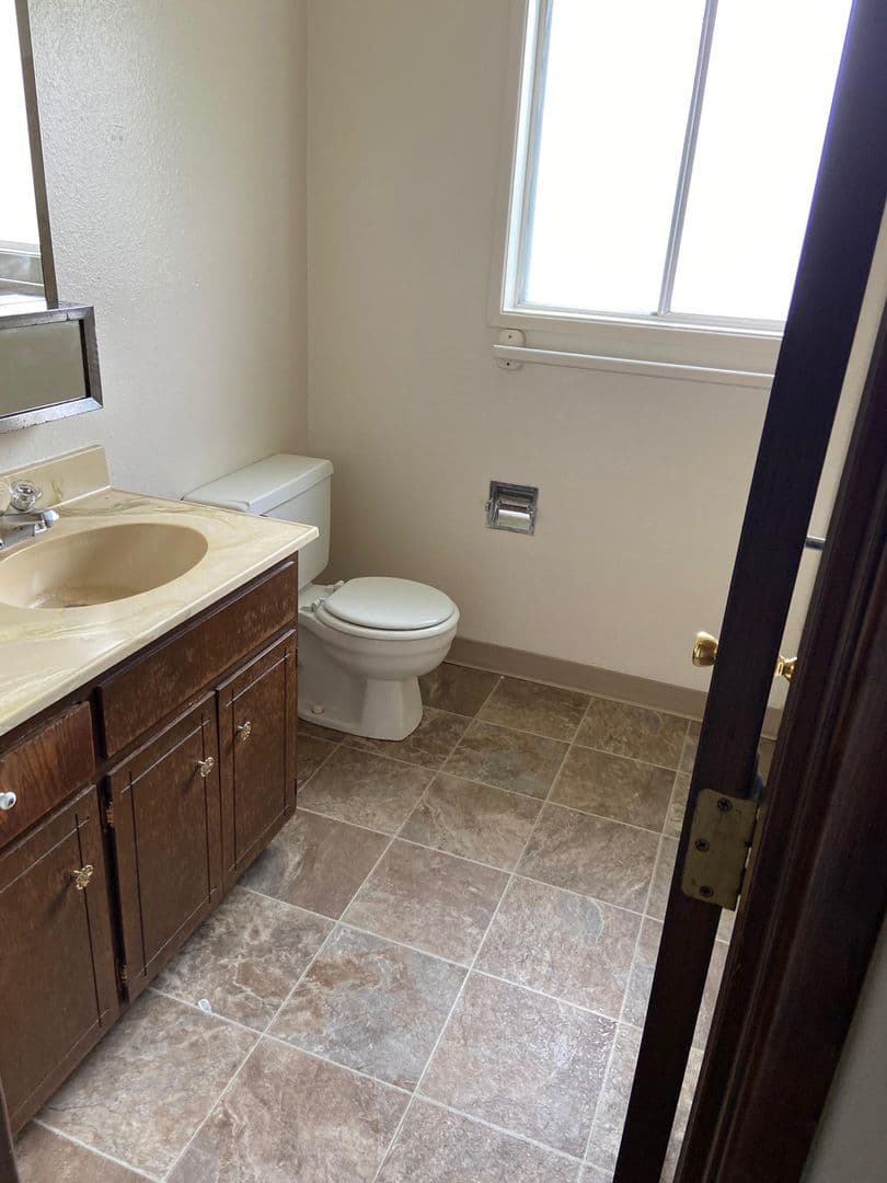 Springfield Apartment: 1238/1240 Kenray Loop