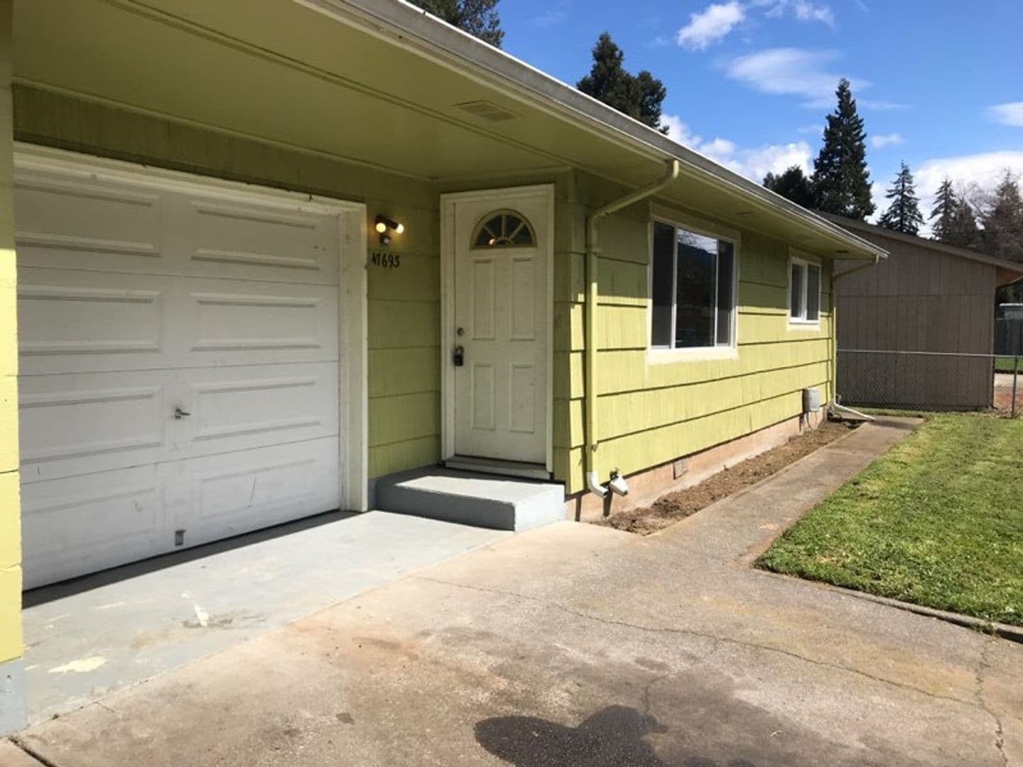 Oakridge Apartment: 47691 and 47693 Beaver St.