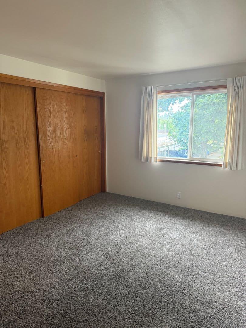 Springfield Apartment: 2420 Pheasant Boulevard