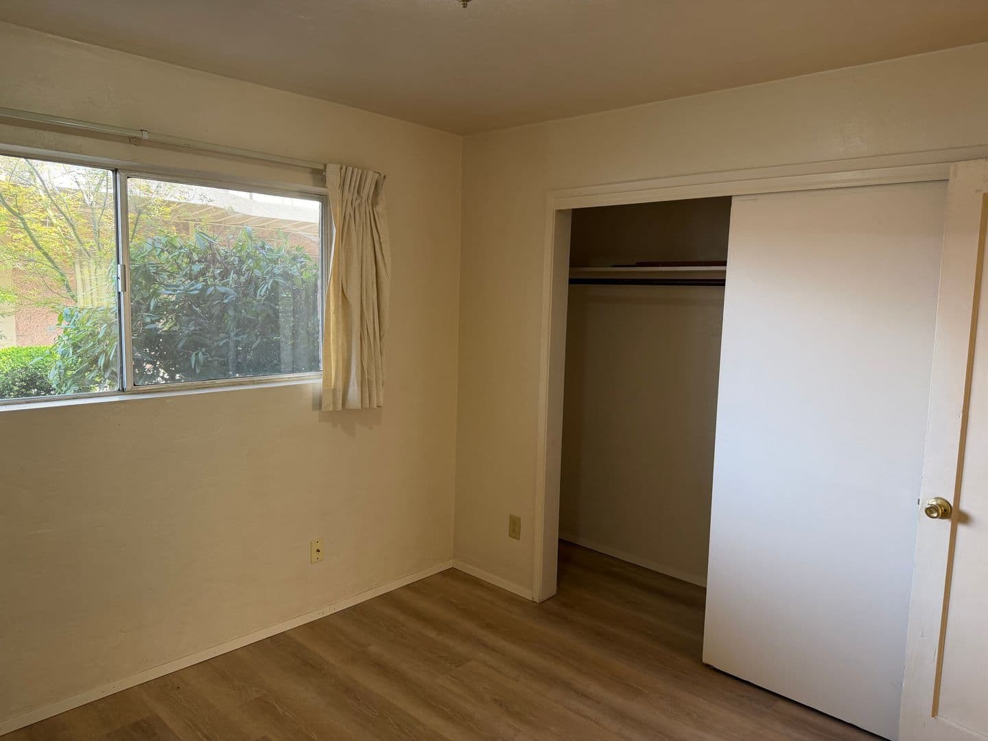 Springfield Apartment: Riverview Apartments