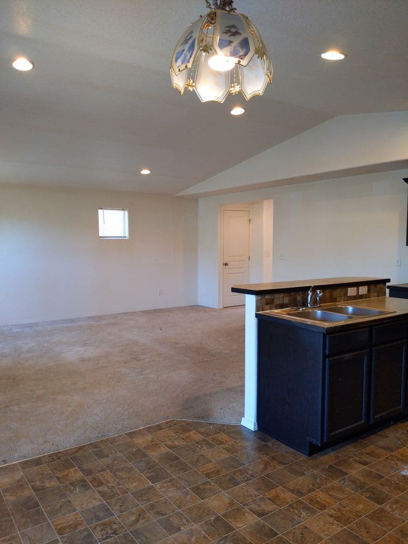 Eugene House: 1945 Adelman Loop