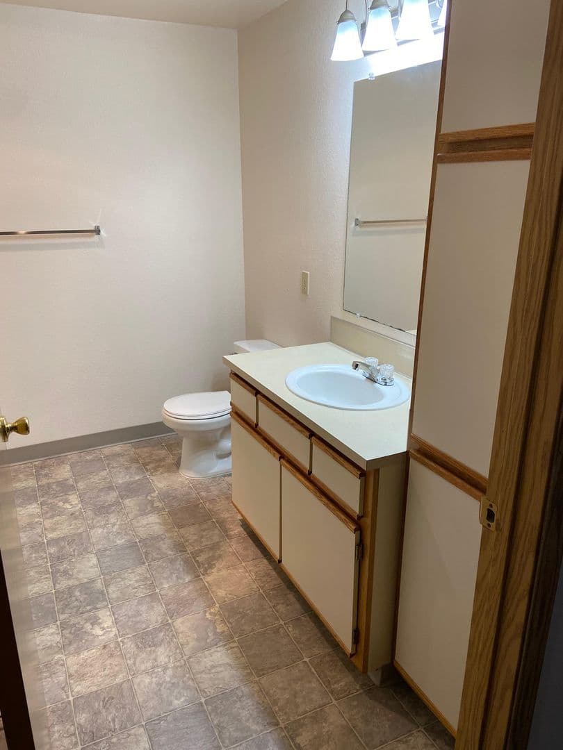 Springfield Apartment: 926 Anderson Lane