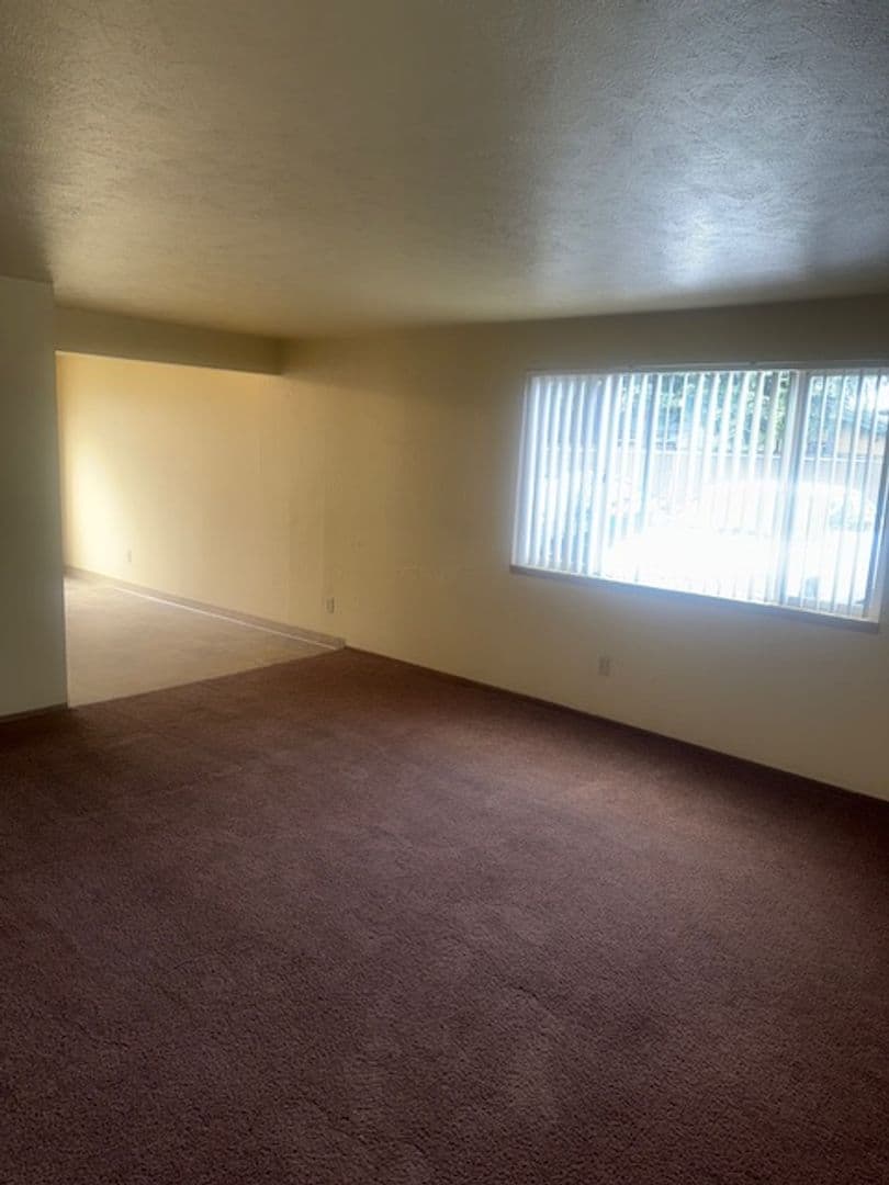 Eugene Apartment: 10-68A N Grand St