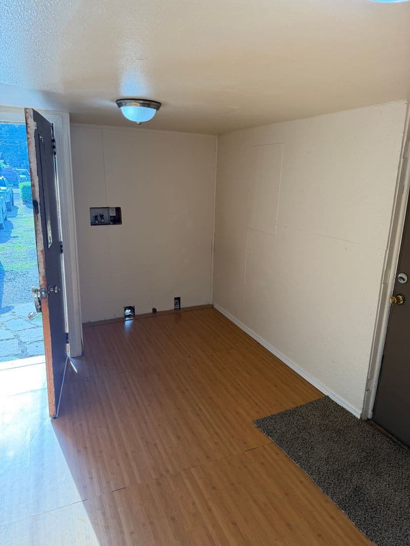Springfield Apartment: 1273 33rd St