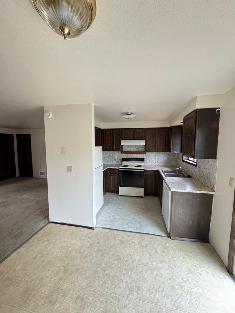 Springfield Apartment: 103 & 105 South 70th Street