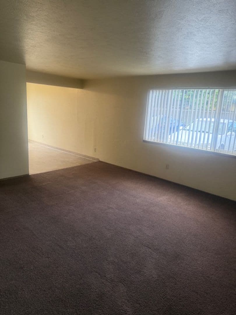 Eugene Apartment: 10-68A N Grand St