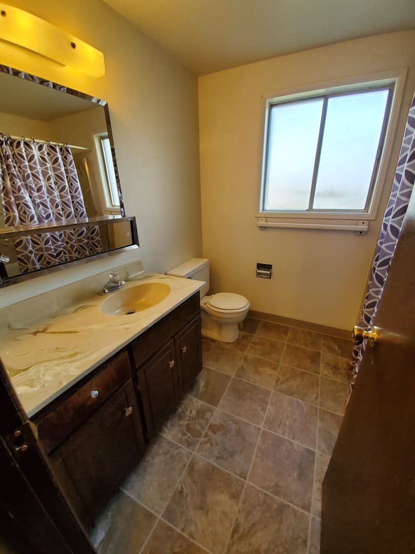 Springfield Apartment: 1238/1240 Kenray Loop