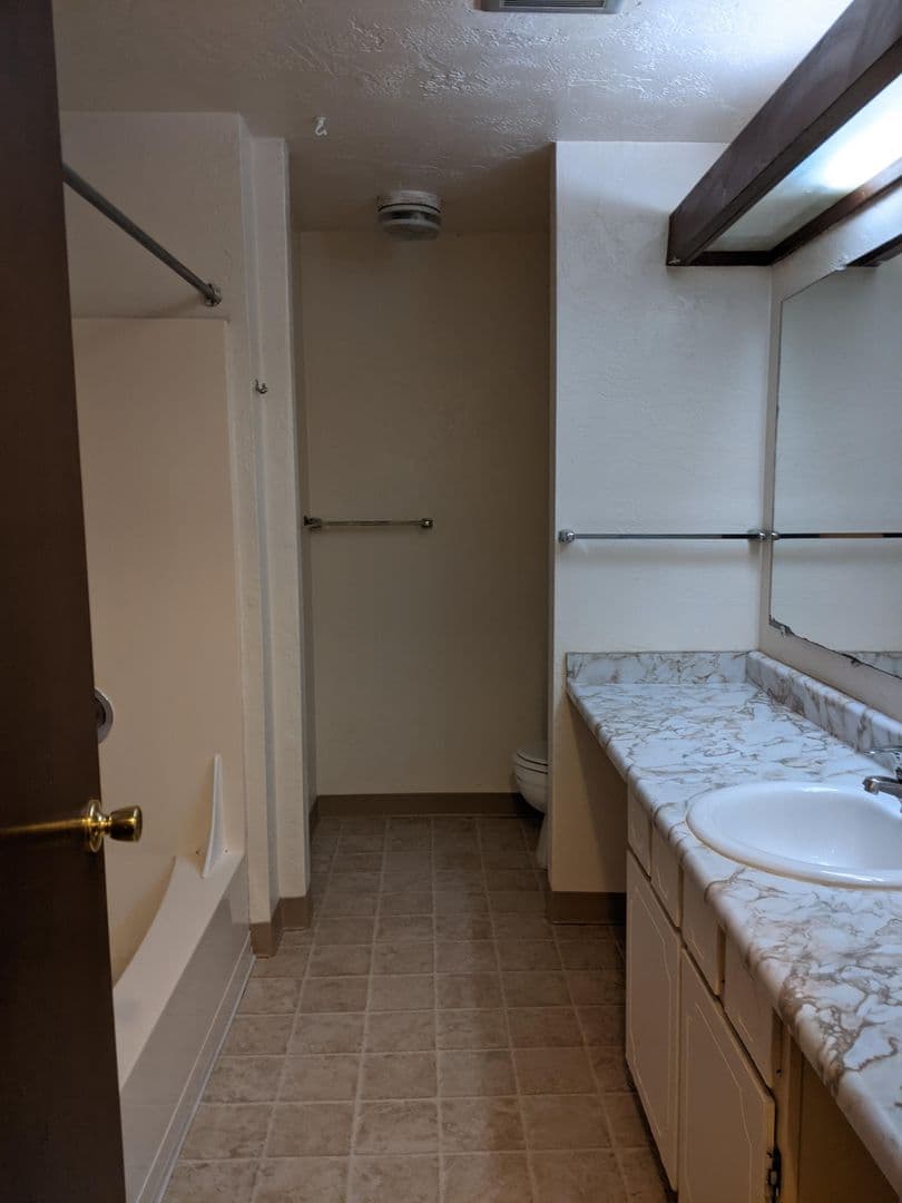 Eugene Apartment: 4001 Potter Street
