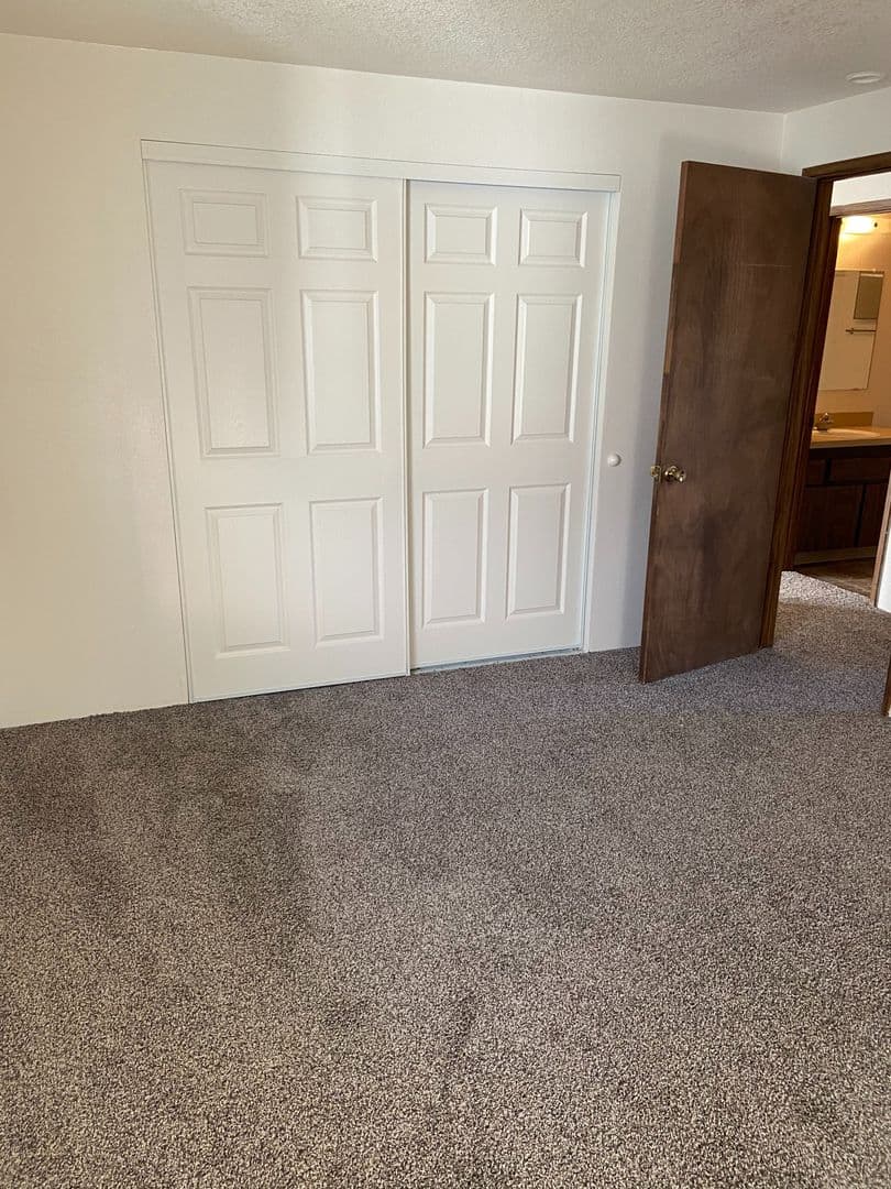 Springfield Apartment: 290 S. 47th