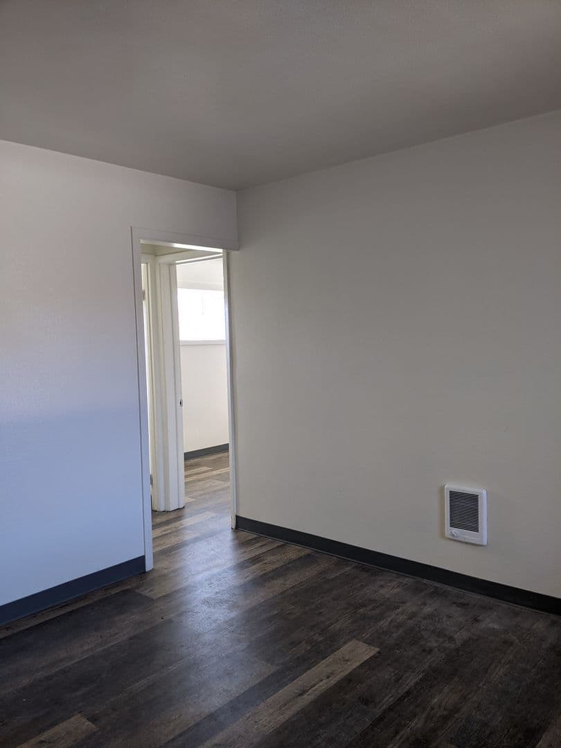 Harrisburg Apartment: 23475 Hwy 99 E
