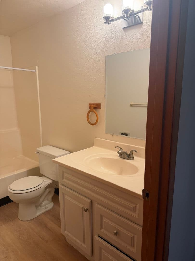 Springfield Apartment: 2420 Pheasant Boulevard