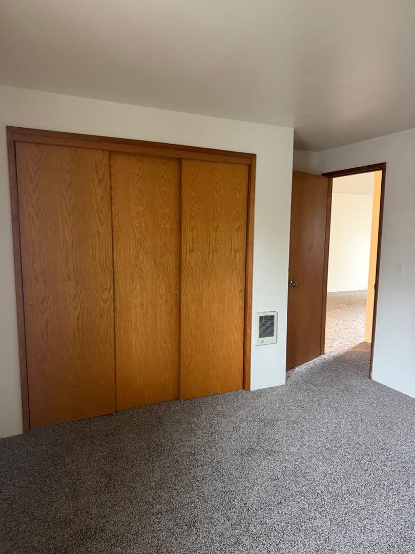 Springfield Apartment: 2420 Pheasant Boulevard